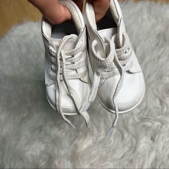 Classy white baby shoes size 4 W - Picture 5 of 13